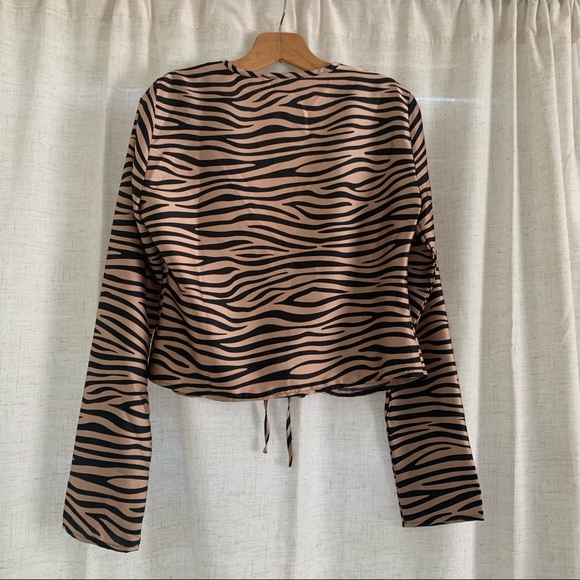SUPERDOWN revolve silky tiger stripe tie front top - Picture 4 of 5